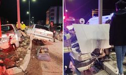 Elbistan’da İki otomobil çarpıştı, savrulan araç elektrik direğine daldı