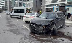 Virajı alamayan 18 yaşındaki sürücü karşı yöne uçtu; 4 kişinin yaralandığı kaza kamerada