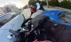 İki otomobilin arasından geçmeye çalışan kurye kaza yaptı