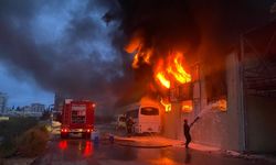 İnşaat malzemeleri deposunda yangın paniği: Depo tamamen yandı