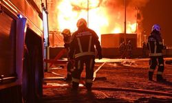 İran, Bahreyn'de yakıt tanklarını vurdu