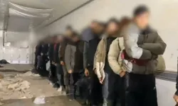 İran sınırından Türkiye'ye giren 25 kaçak göçmen, TIR'da yakalandı
