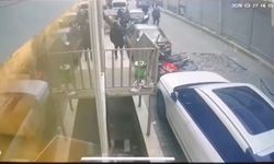 İş merkezinin üçüncü katından pencere düştü, korku dolu anlar kamerada