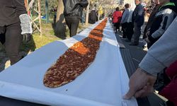 İstanbul’da 63 Metrelik Lahmacun Rekoru! Guinness’e Giren Dev Lezzet