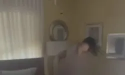 İşten Erken Dönen Adam, Eşini Arkadaşıyla Yatakta Yakaladı