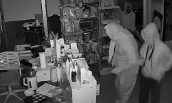 Kadın kıyafetli hırsızlar, 600 saatlik kamera kaydı incelenerek yakalandı