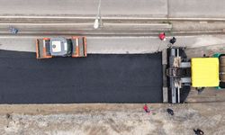 Kahramanmaraş'ta 1 kilometrelik güzergahta 700 ton asfalt serimi yapıyor