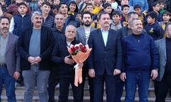 Kahramanmaraş’ta 40 yıllık öğretmen duygusal törenle emekliye uğurlandı