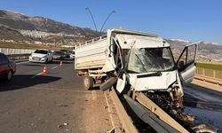 Kahramanmaraş’ta kamyonet bariyere ok gibi saplandı