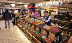 Kahramanmaraş'ta tezgahlar şeker ve çikolatalarla süslendi