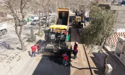 Kahramanmaraş’ta yollar sıcak asfaltla yenileniyor