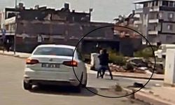 Kaldırımda yürüyen kadının boynundaki kolyeyi çalarak kaçtı