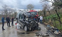 Kamyon ile Hafif Ticari Araç Çarpıştı, 2 Ölü 2 Ağır Yaralı