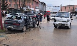 Kamyonet ile Otomobil Çarpıştı, 2’si Bebek 9 Yaralı