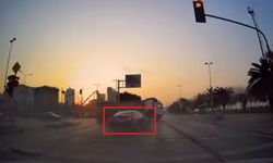 Kaza anları kamerada; Kırmızı ışıkta geçen araç durağa böyle daldı