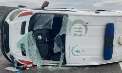 Lastiği patlayan ambulansın devrildi; 3 sağlık personeli yaralandı
