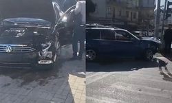 Manavgat’ta Kavşakta İki Otomobil Çarpıştı