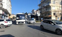 Manavgat’ta motosiklet midibüse çarptı: yolcu yaralandı