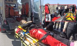 Manavgat’ta Motosikletin Çarptığı 14 Yaşındaki Kız Yaralandı: Anne Olay Yerinde Teselli Etti