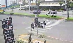 Mersin'de motokurye kız çocuğuna çarptı, o anlar kamerada