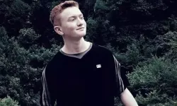 Minibüs, trafik levhası direğine çarptı; sürücü öldü, babası yaralandı