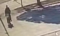 Motosikletiyle yaya geçidinden geçmek isteyen adamın hayatını kaybettiği kaza anı kamerada