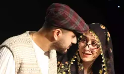 Nişanlanan çift, tören sırasında 40 yıl sonraki hallerini skeçle canlandırdı