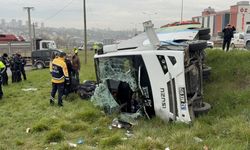 Öğrencileri taşıyan midibüs şarampole devrildi: 9’u öğrenci 15 yaralı