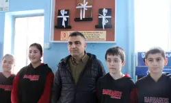 Ortaokul Öğrencileri 3 Bakkalın Borç Defterini Satın Aldı