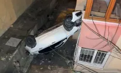 Otomobil 8 metre yüksekten bina boşluğuna düştü