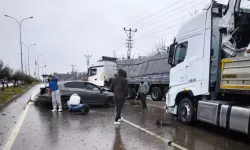 Otomobil Direğe ve TIR’a Çarptı, 2 Yaralı