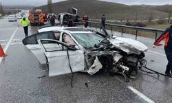 Otomobil hafif ticari araçla çarpıştı: Baba oğul öldü, 4 kişi yaralandı