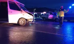 Servis Minibüsü ile Otomobil Çarpıştı: 7 Yaralı