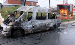 Seyir halindeki servis minibüsü alev aldı