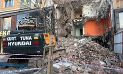 Sivas’ta yıkım sırasında bitişik binanın kolonu zarar gördü: 21 daire tahliye edildi