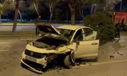 Sürücüsünün makas attığı otomobil, taksiye çarptı: 3 yaralı