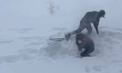 Tepsiyle kayarken havaya attı, kardeşinin başına isabet etti