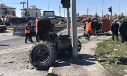 TIR'la çarpışan traktör ikiye bölündü; 2 yaralı