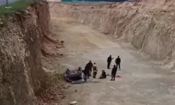 Urfa'da otomobil 8 metrelik çukura uçtu! 1 ölü, 1 yaralı