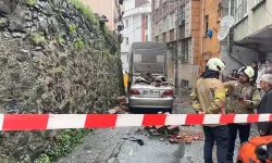 Yağış sonrası duvar park halindeki aracın üstüne yıkıldı