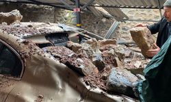 Yağışla istinat duvarı çöktü, 3 lüks otomobil zarar gördü