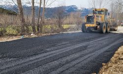 Andırın’da 30 kilometrelik grup yolunda asfalt çalışması