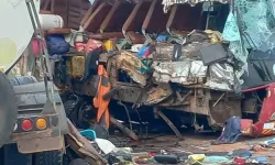 Yolcu Otobüsü ile Kamyon Çarpıştı, 16 Ölü