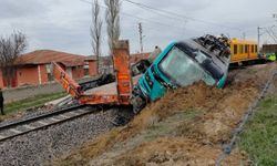 Yük treni hemzemin geçitte TIR’a çarptı: 2 makinist yaralandı
