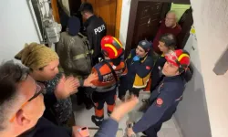 13 köpeğiyle yaşadığı dairede uyuyakaldı; itfaiye kapıyı kırınca uyandı