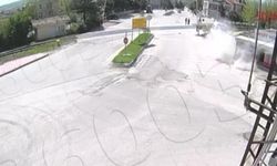 2 genç kızın saniyelerle kurtulduğu kaza anı kamerada