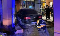 Otomobil kafede müşterilerin arasına daldı. 6 yaralı