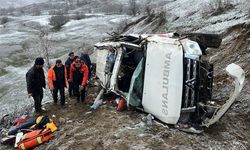 Ambulans uçuruma yuvarlandı: 1 ölü, 4 yaralı
