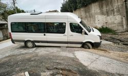 Kahramanmaraş’ta okul servisi çukura düştü