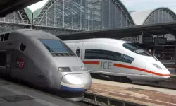 Hızlı tren kamyonla çarpıştı: 1 ölü, 27 yaralı